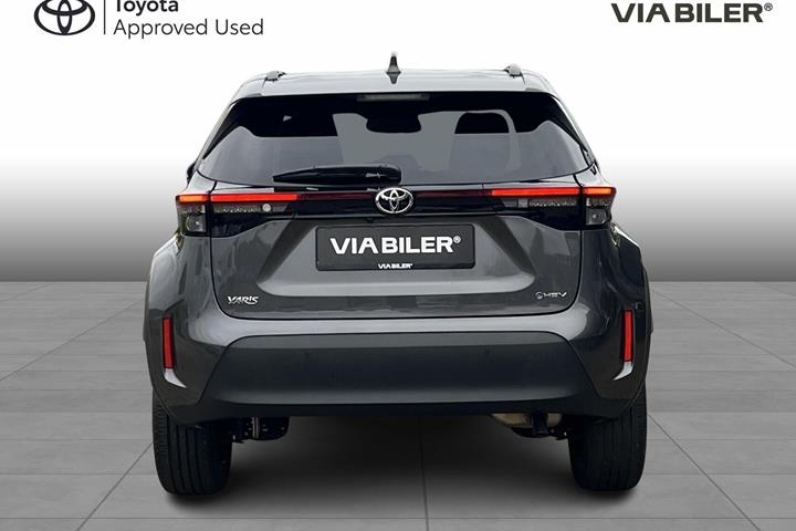 Grå Toyota Yaris Cross fra 2025