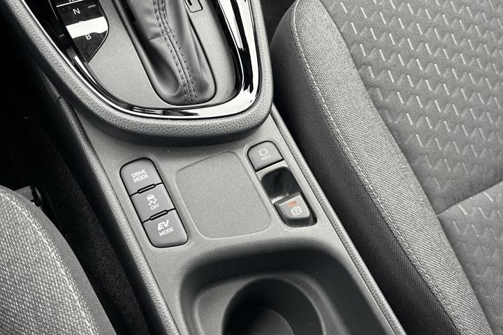 Grå Toyota Yaris Cross fra 2025