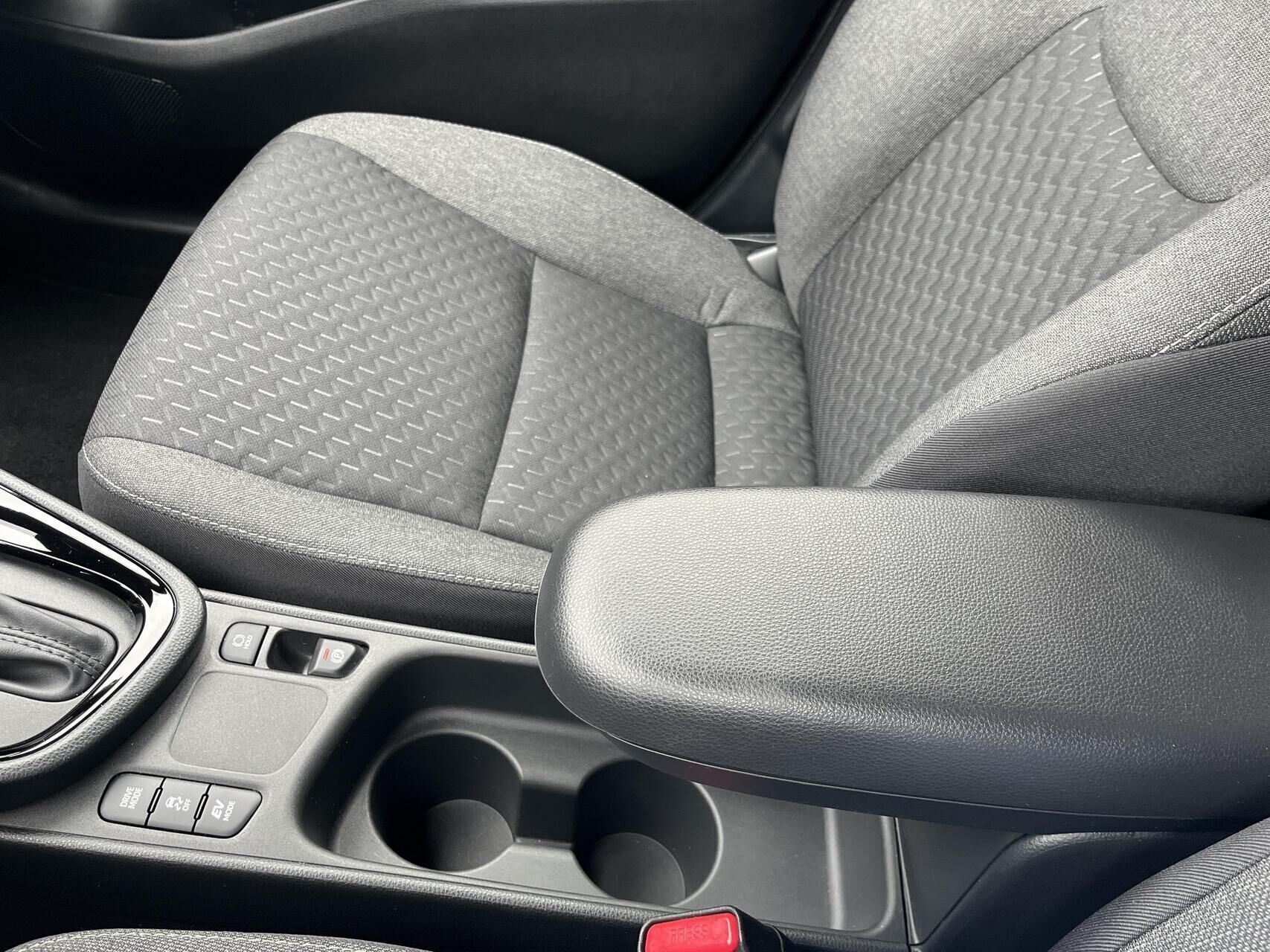 Grå Toyota Yaris Cross fra 2025