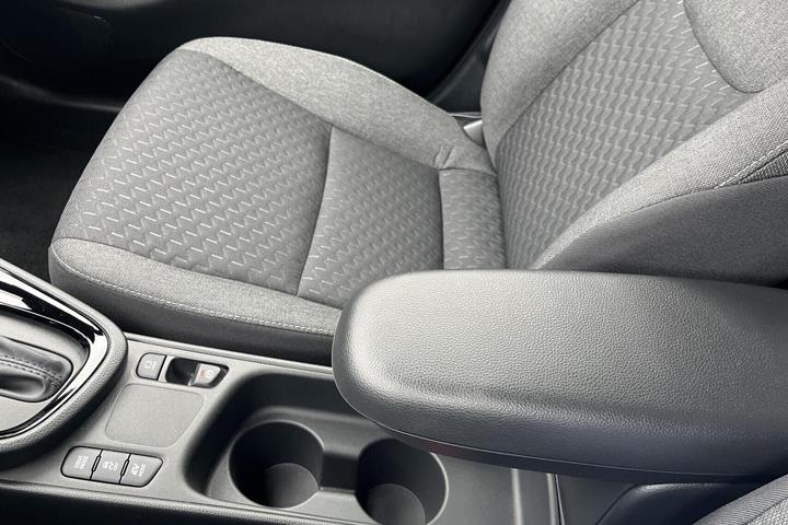 Grå Toyota Yaris Cross fra 2025