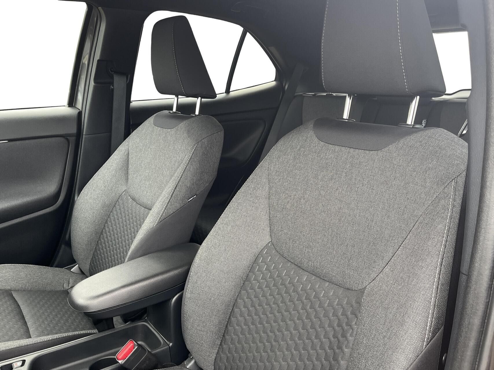 Grå Toyota Yaris Cross fra 2025