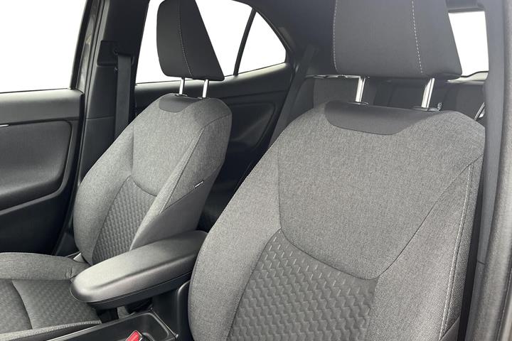 Grå Toyota Yaris Cross fra 2025