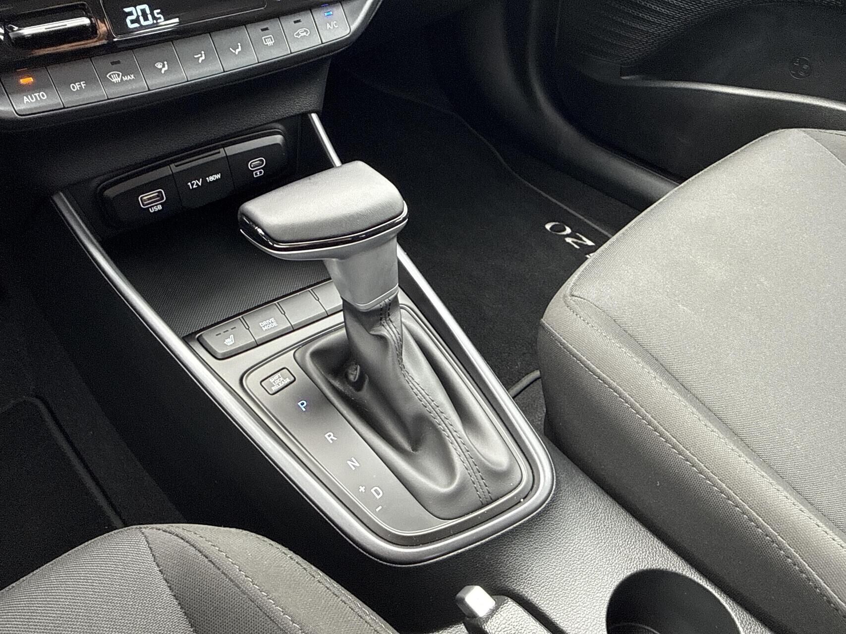 Rød Hyundai i20 fra 2024