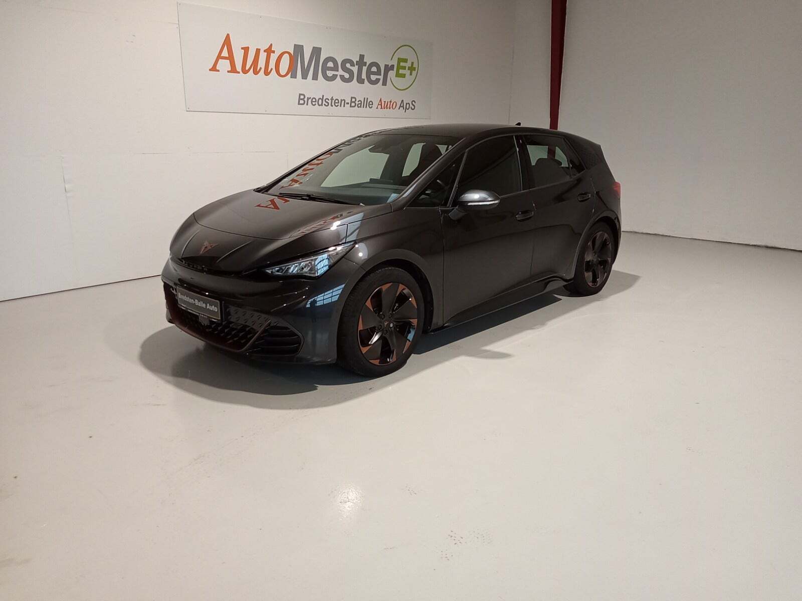 Grå Cupra Born fra 2022 set udefra