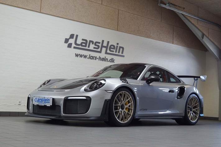 Sølv Porsche 911 GT2 RS fra 2018 set udefra