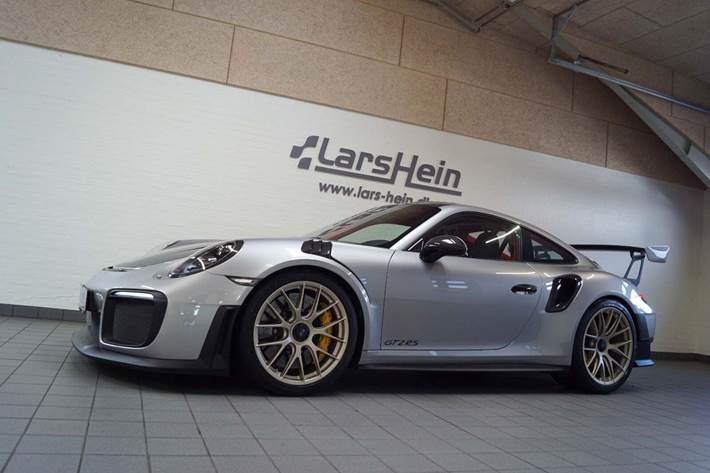 Sølv Porsche 911 GT2 RS fra 2018 set udefra