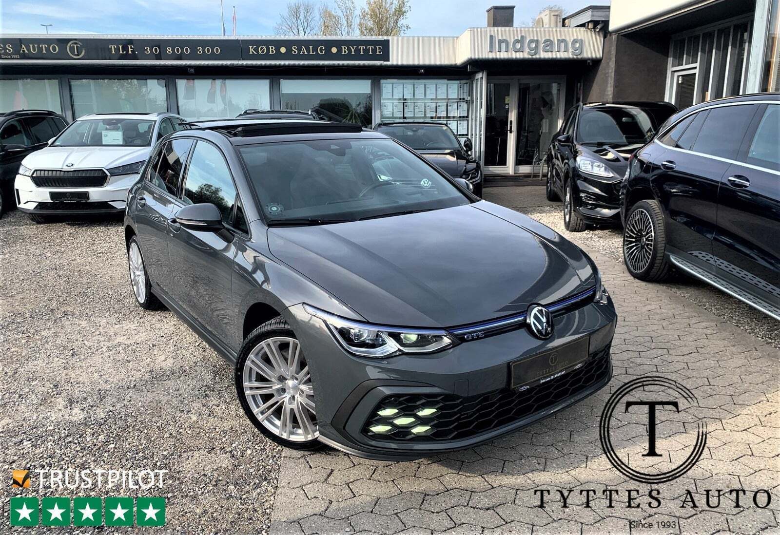 Grå VW Golf VIII fra 2021 set udefra