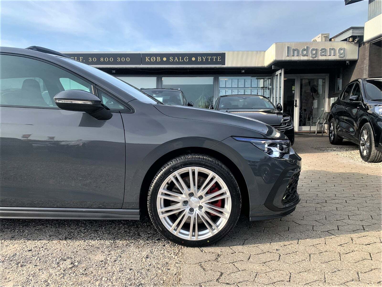 Grå VW Golf VIII fra 2021