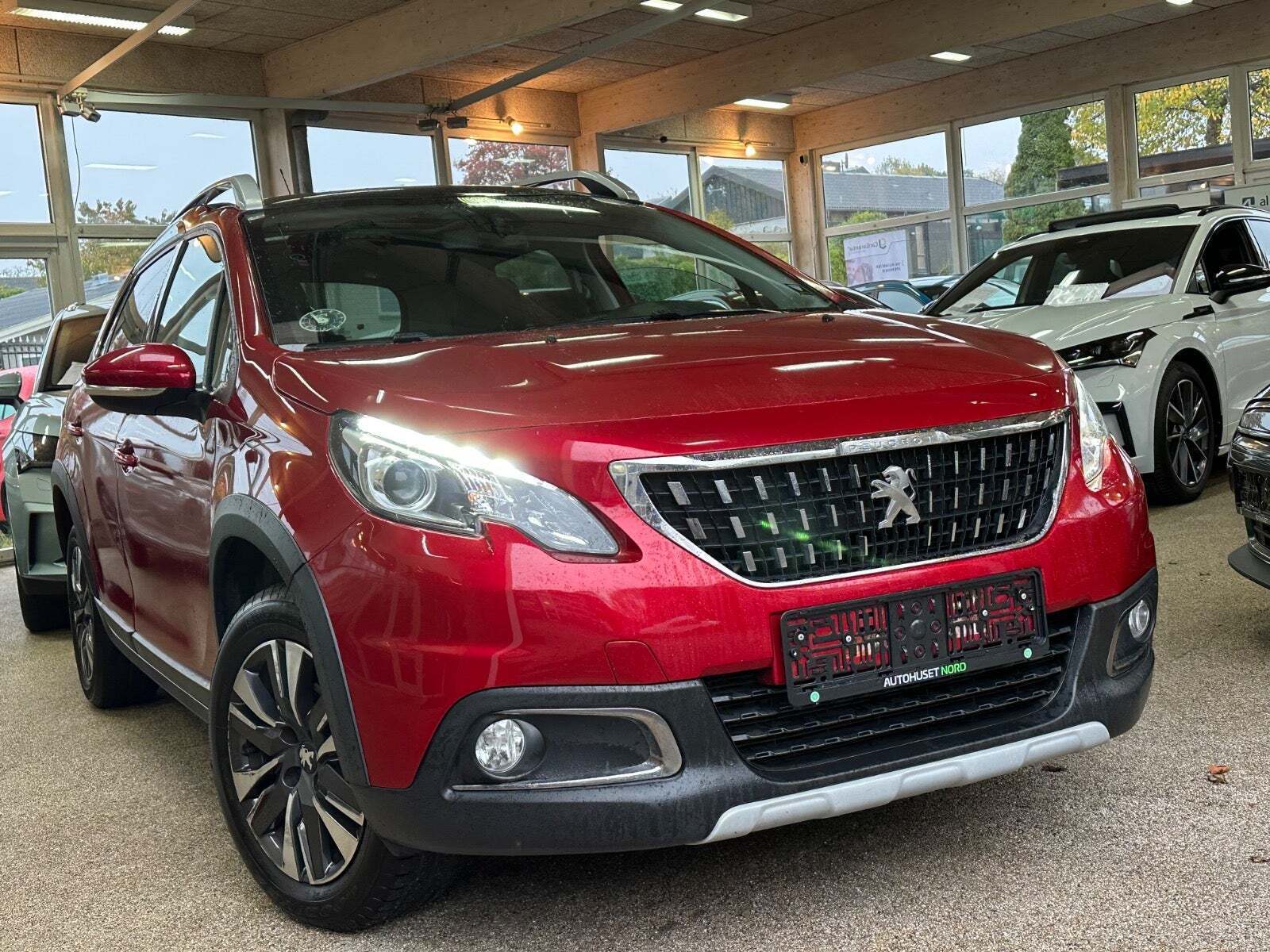Rød Peugeot 2008 fra 2019