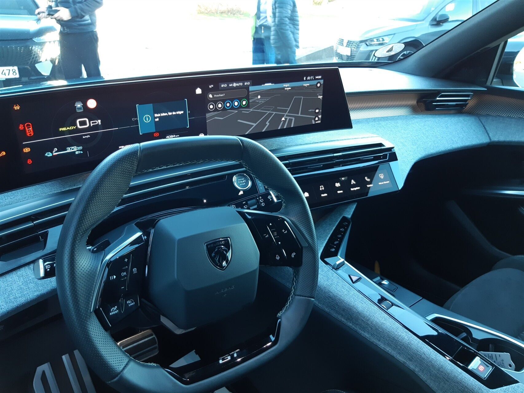 Blå Peugeot e-5008 fra 2024