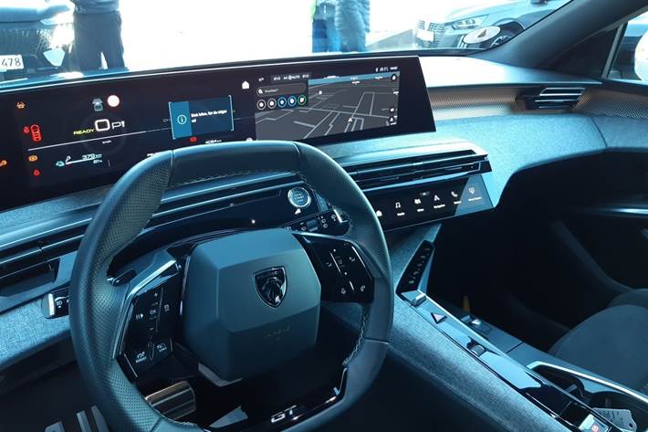 Blå Peugeot e-5008 fra 2024