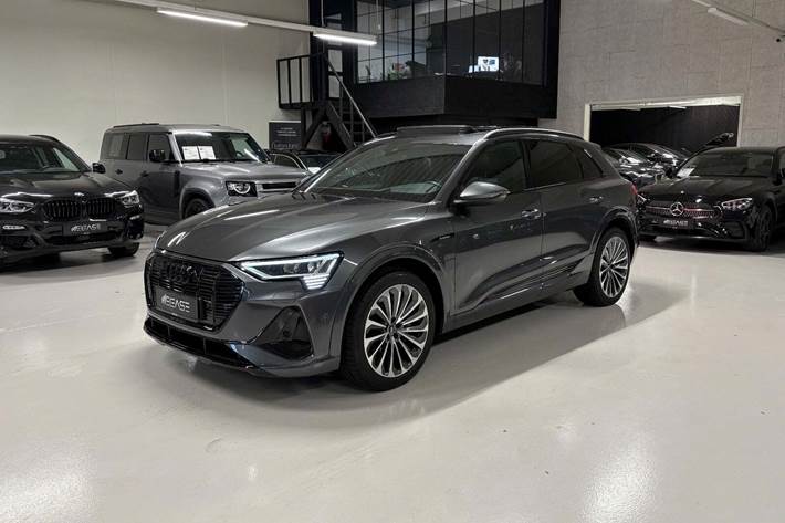 Grå Audi e-tron fra 2023 set udefra
