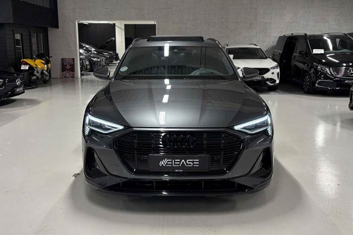 Grå Audi e-tron fra 2023