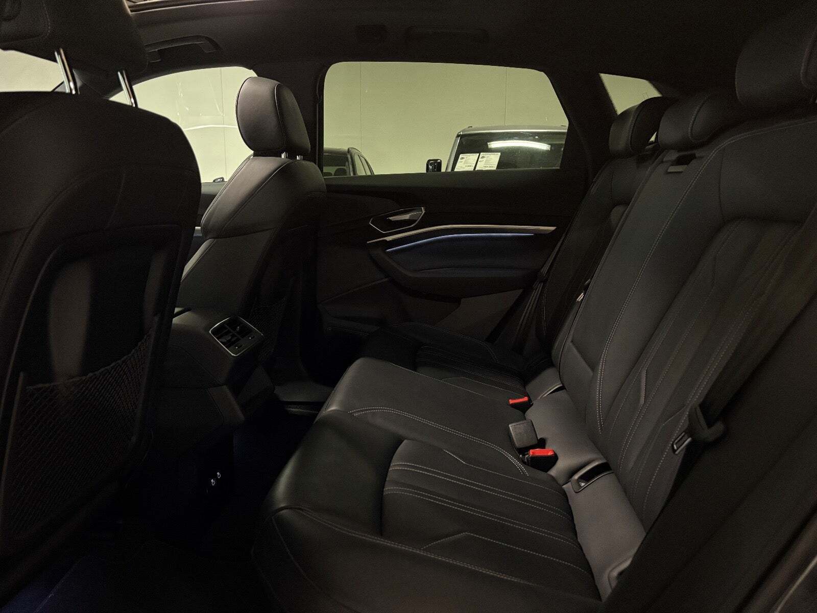 Grå Audi e-tron fra 2023