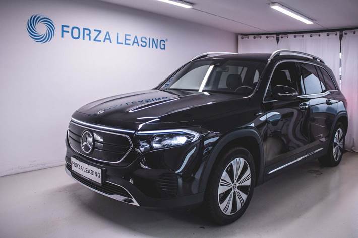 Sort Mercedes EQB300 fra 2022 set udefra