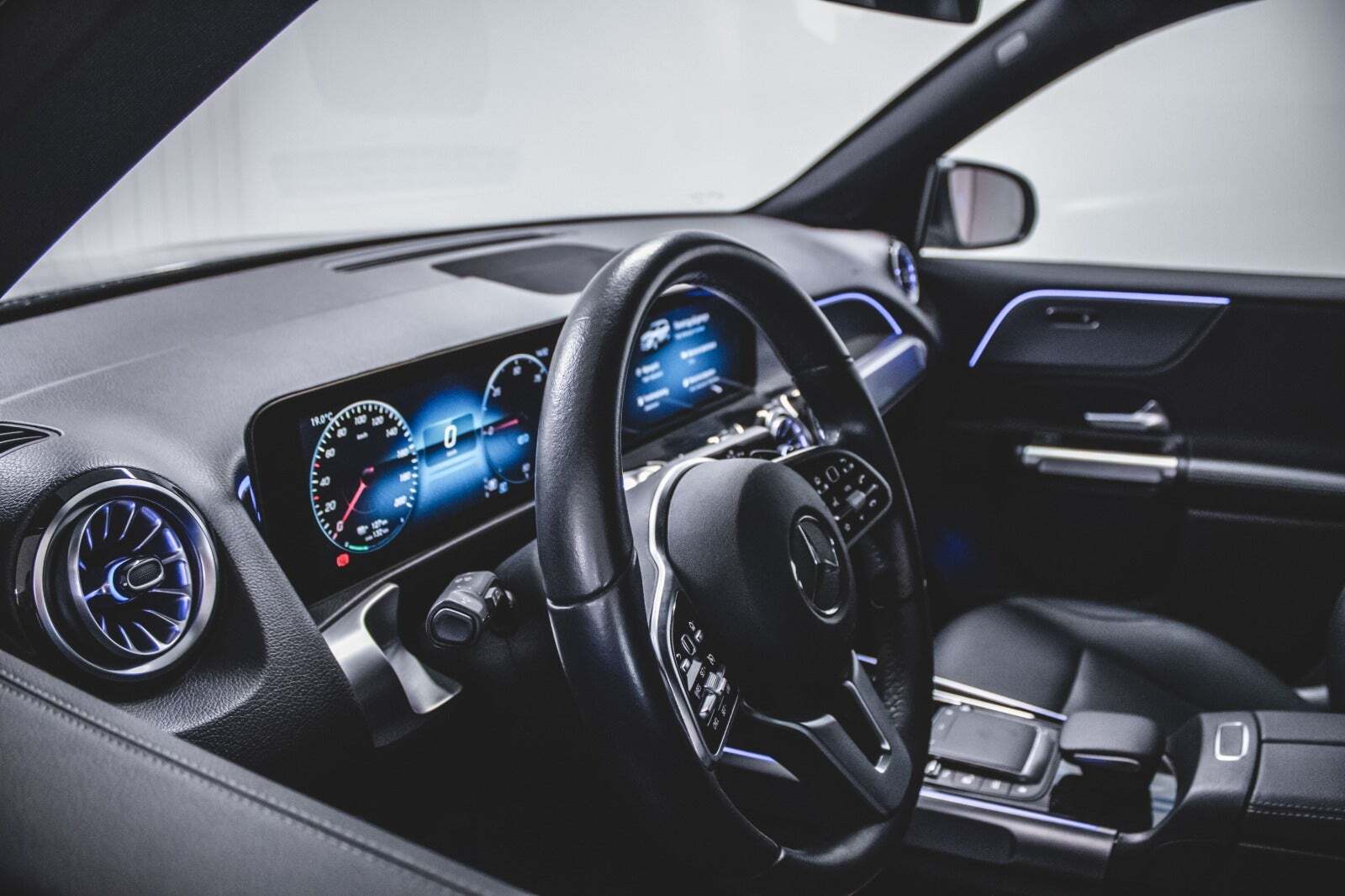 Sort Mercedes EQB300 fra 2022