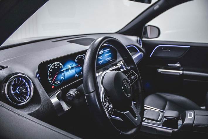 Sort Mercedes EQB300 fra 2022