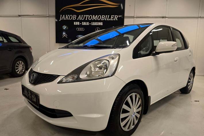 Hvid Honda Jazz fra 2008 set udefra