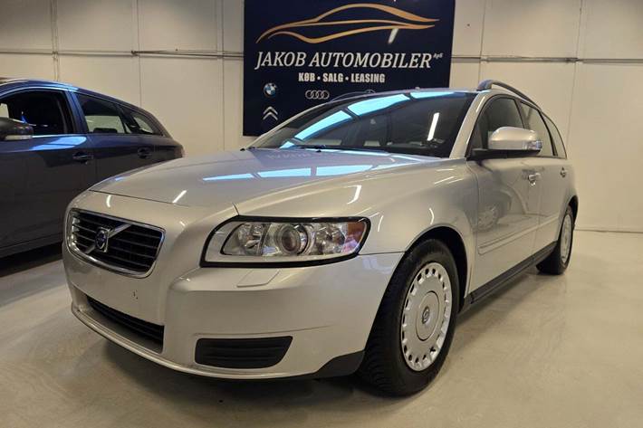 Sølv Volvo V50 fra 2010 set udefra
