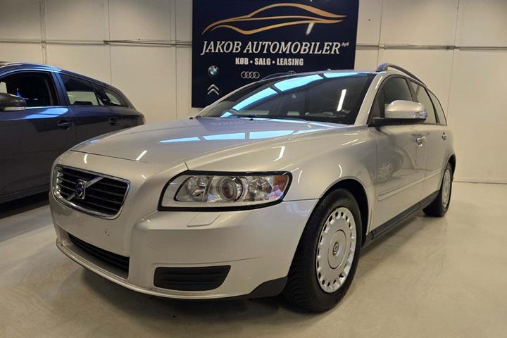 Sølv Volvo V50 fra 2010 set udefra