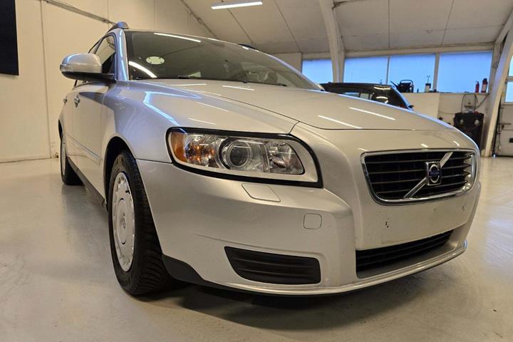 Sølv Volvo V50 fra 2010 set udefra