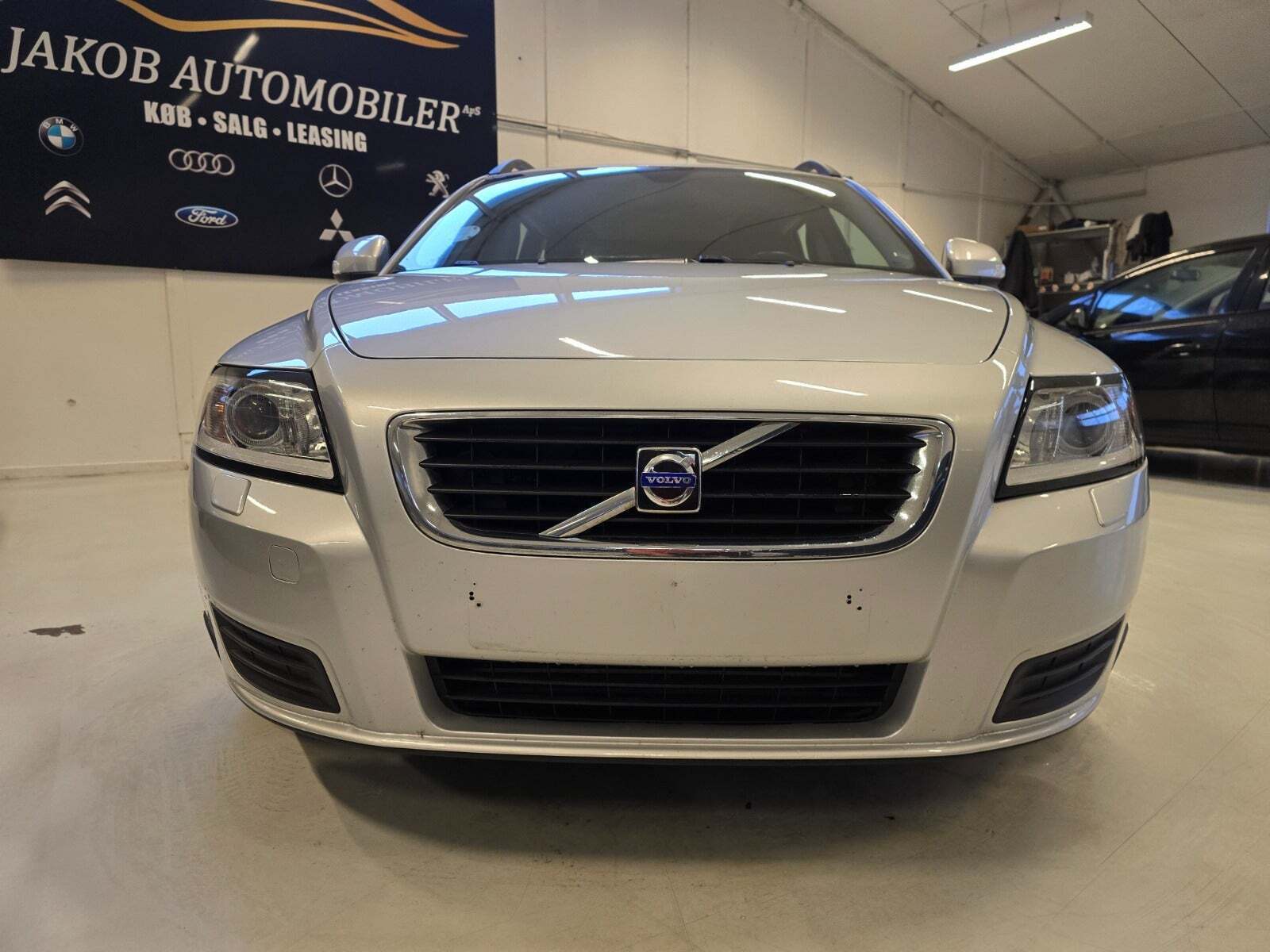 Sølv Volvo V50 fra 2010 set udefra