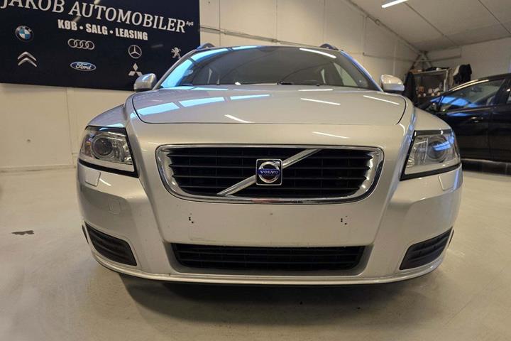 Sølv Volvo V50 fra 2010 set udefra