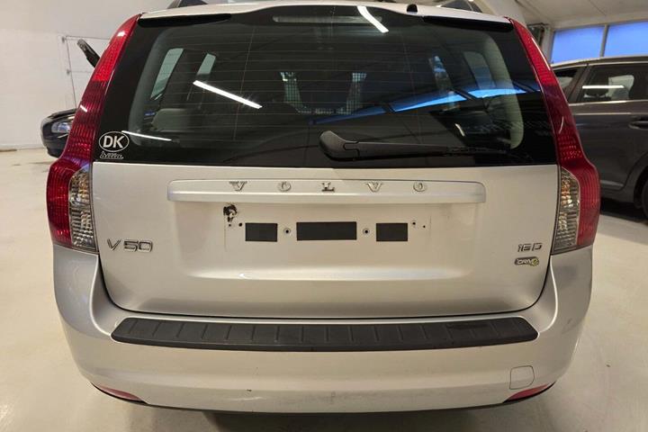 Sølv Volvo V50 fra 2010 set udefra