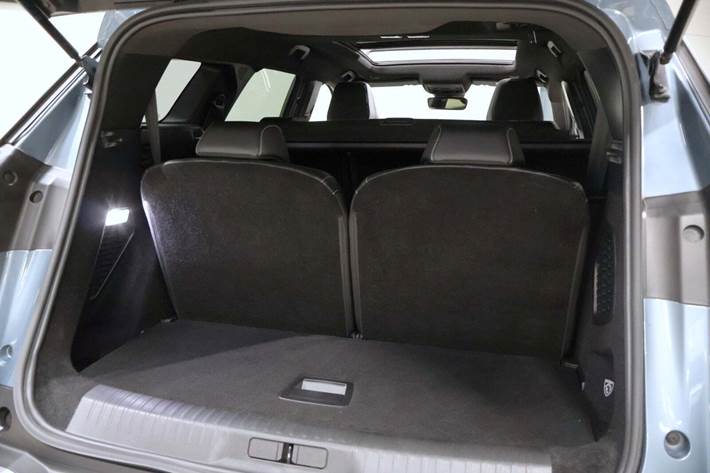 Blå Peugeot e-5008 fra 2024