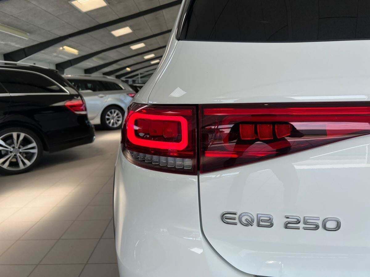 Hvid Mercedes EQB250 fra 2023