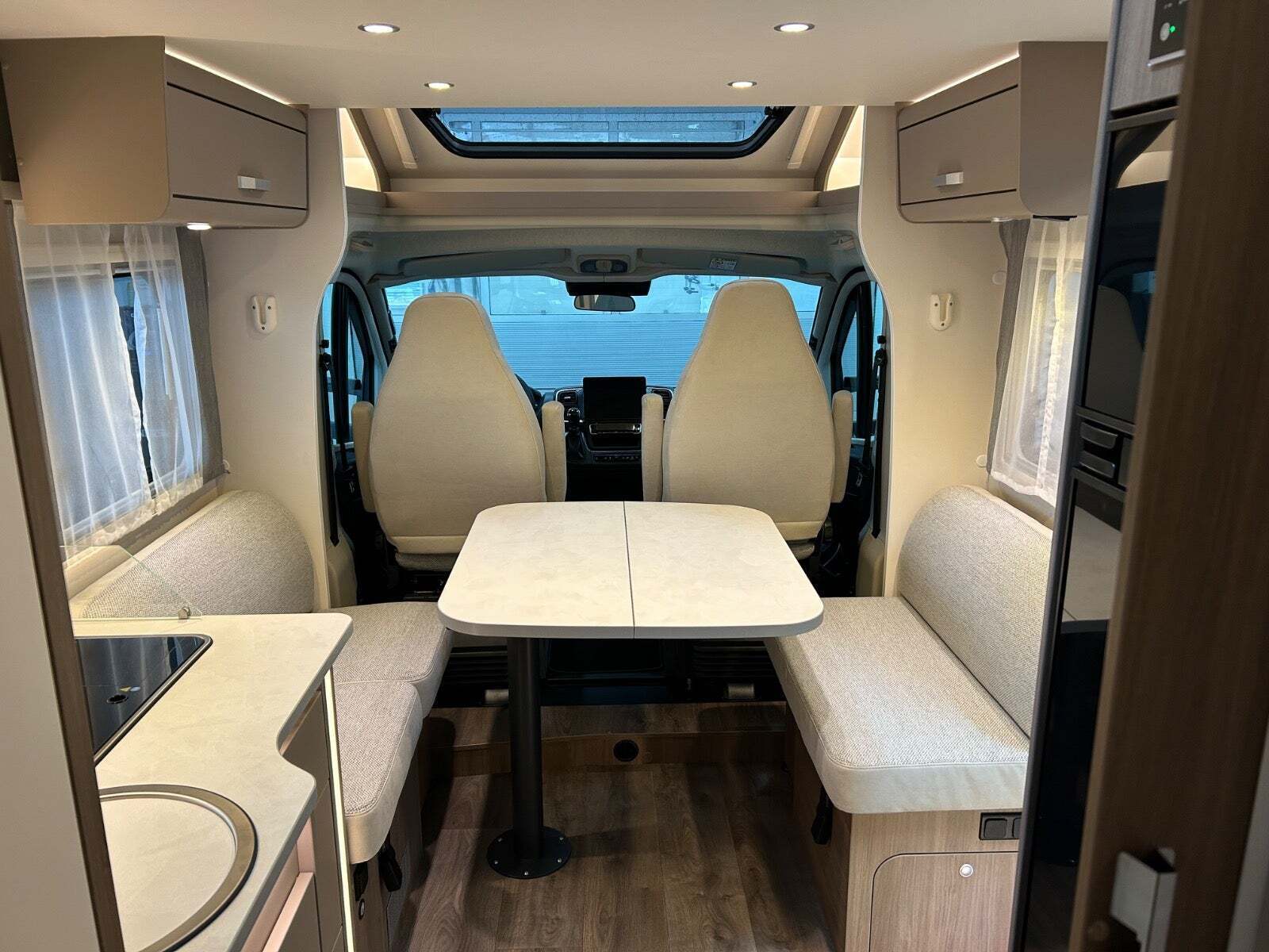 Hvid Carado T457 PRO+ fra 2026 set udefra