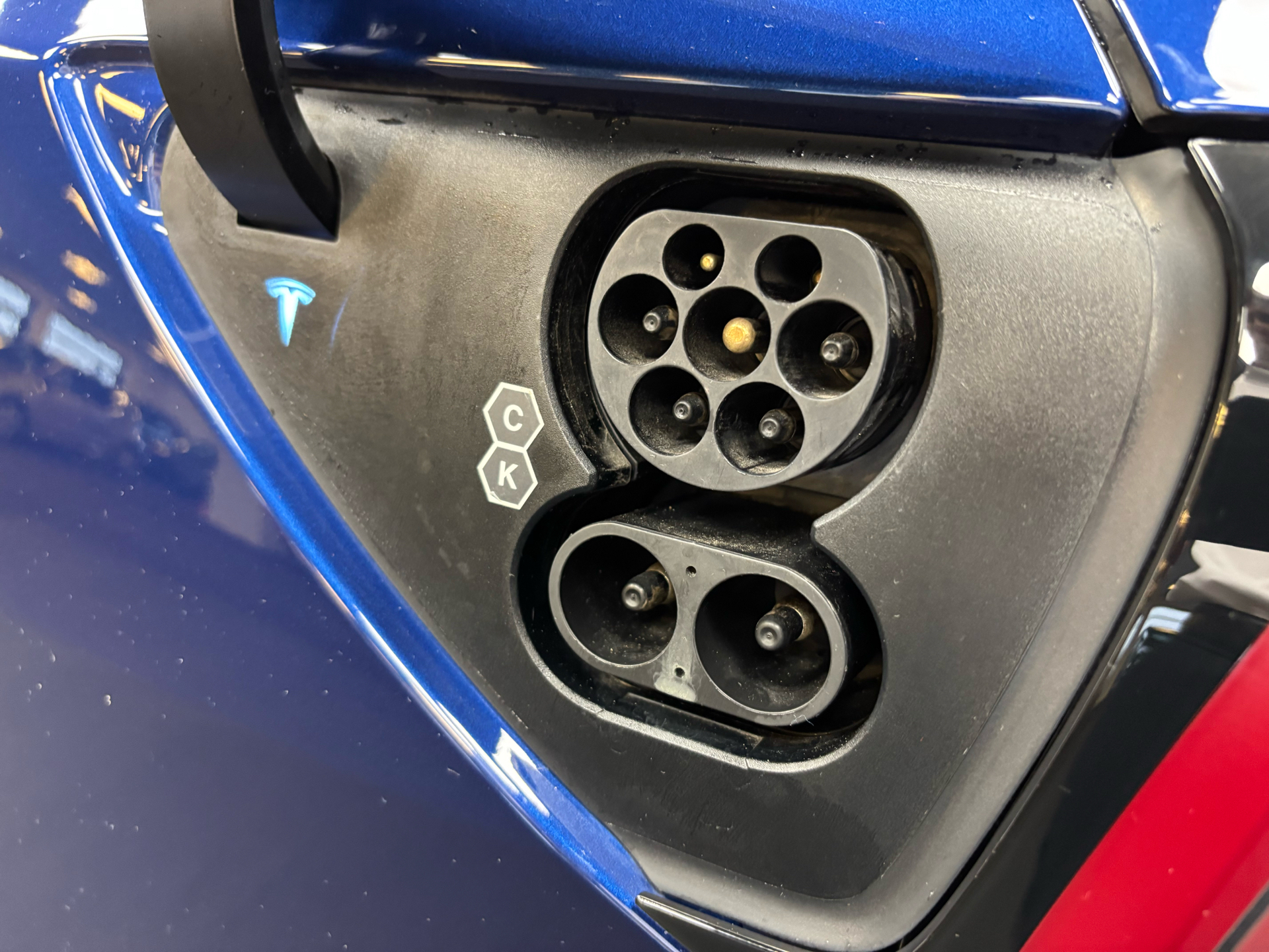 Blå Tesla Model Y fra 2022