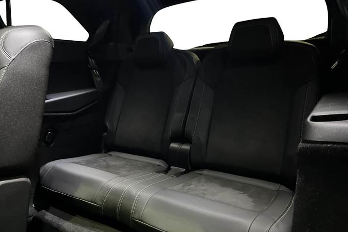 Blå Peugeot e-5008 fra 2024