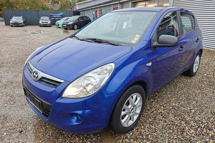 Gul Hyundai i20 fra 2009 set udefra