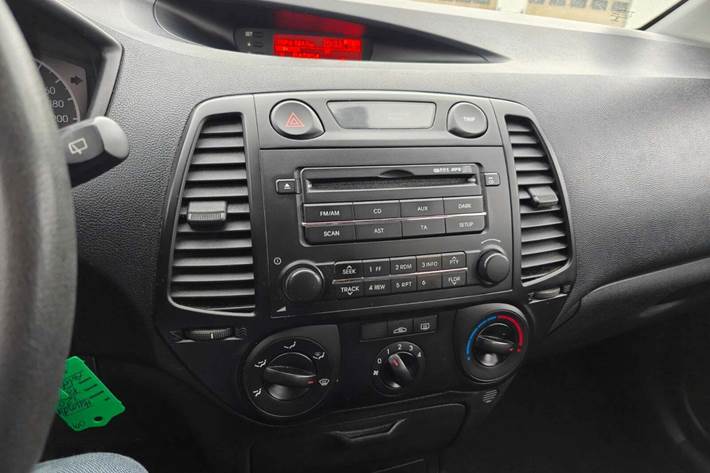 Gul Hyundai i20 fra 2009