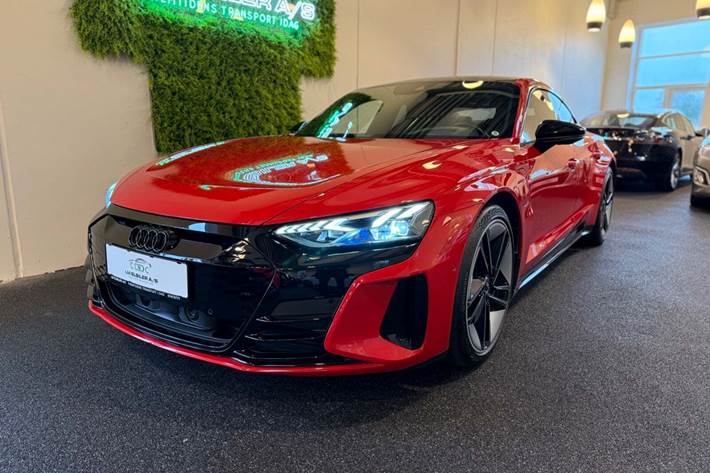 Rød Audi e-tron GT fra 2023 set udefra