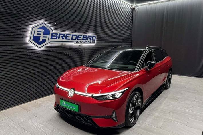 Rød VW ID.7 fra 2025 set udefra