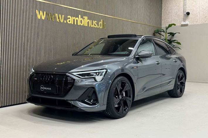 Grå Audi e-tron fra 2022 set udefra