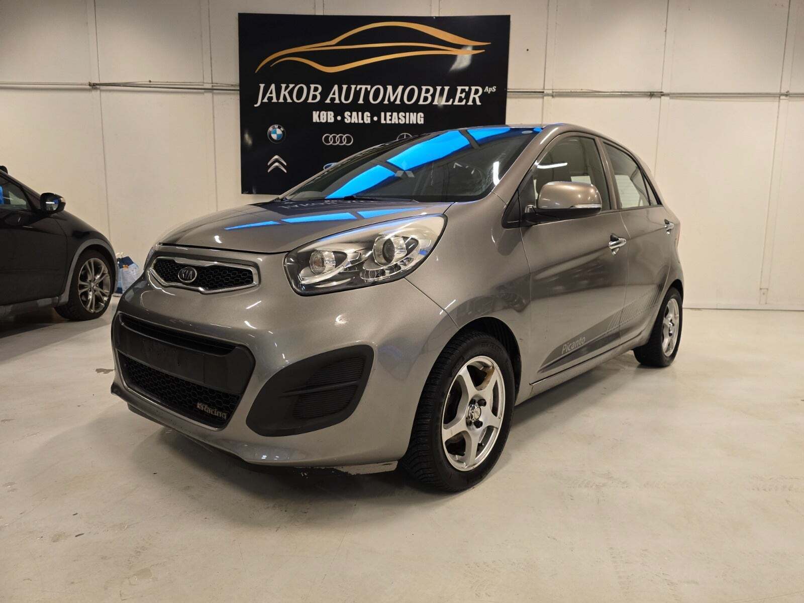 Grå Kia Picanto fra 2012 set udefra