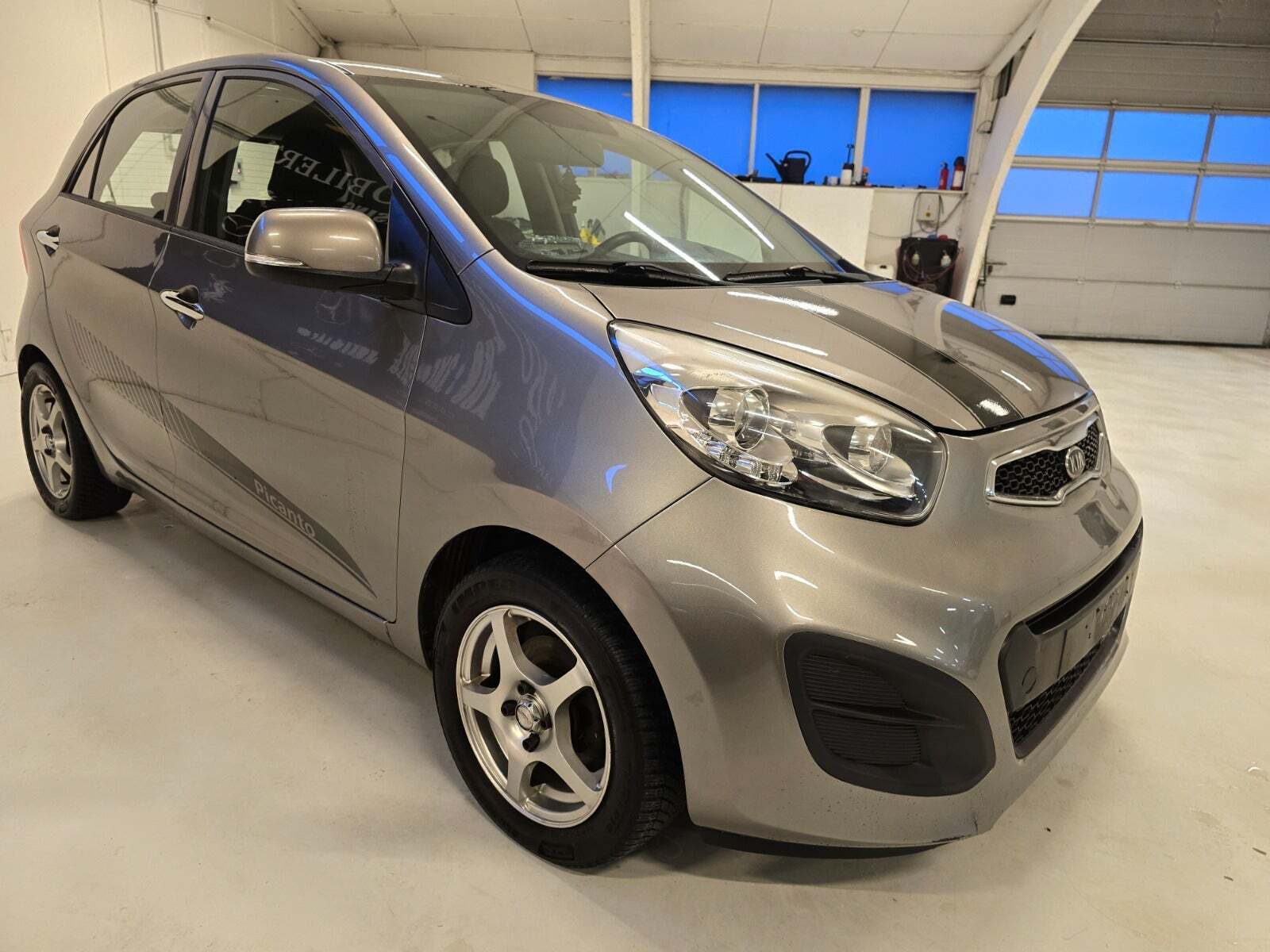 Grå Kia Picanto fra 2012