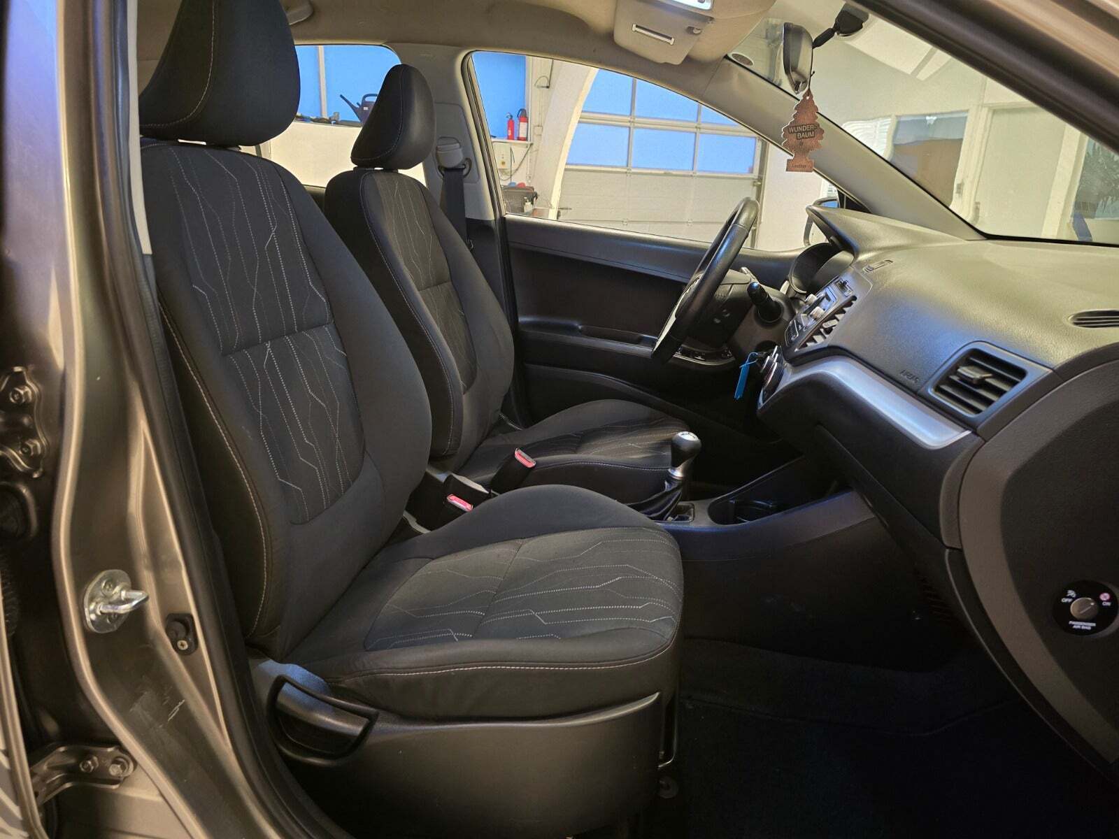 Grå Kia Picanto fra 2012