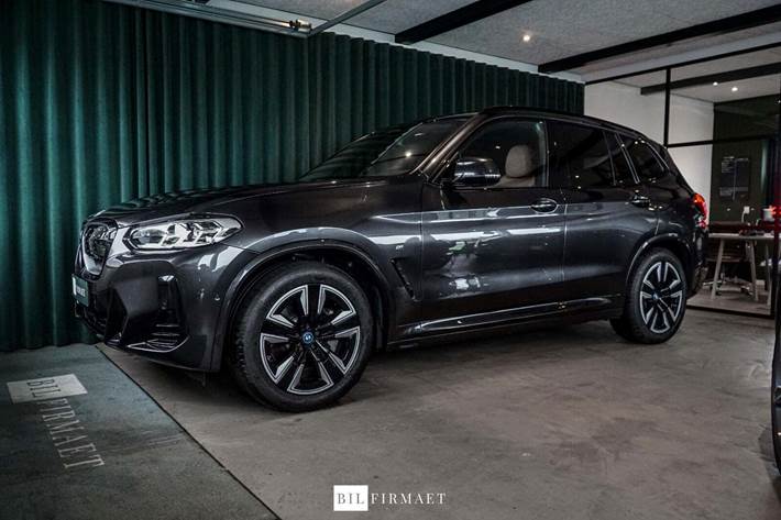 Grå BMW iX3 fra 2023