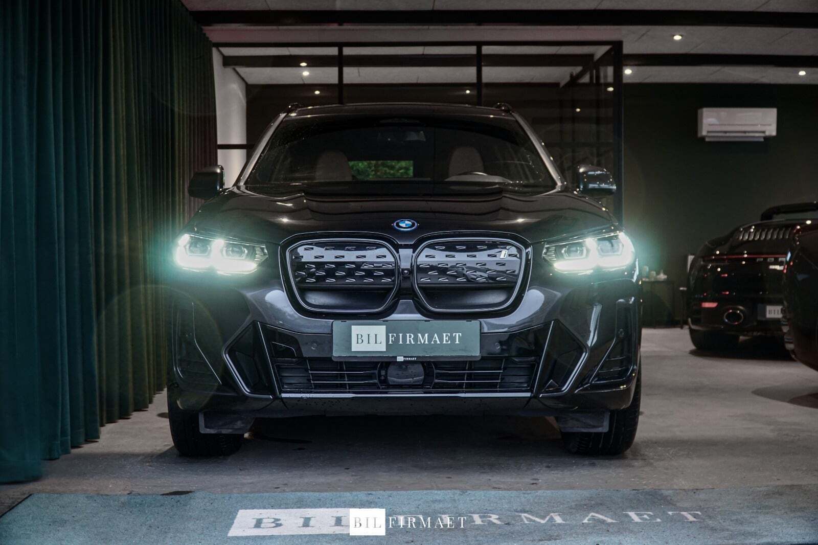 Grå BMW iX3 fra 2023