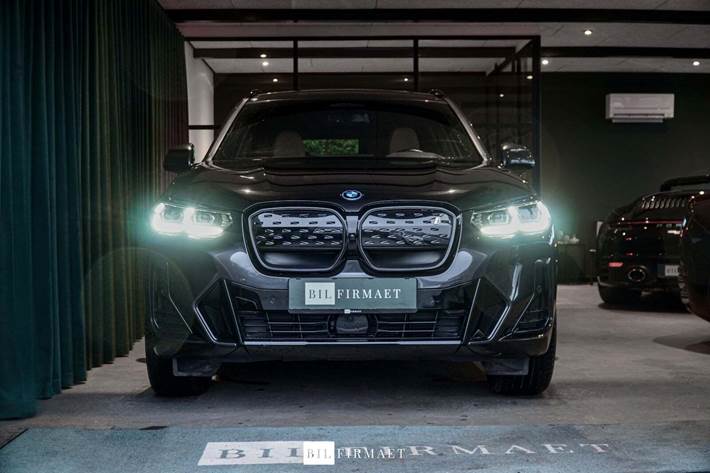 Grå BMW iX3 fra 2023