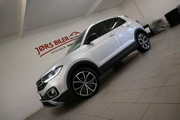 Sølv VW T-Cross fra 2020 set udefra