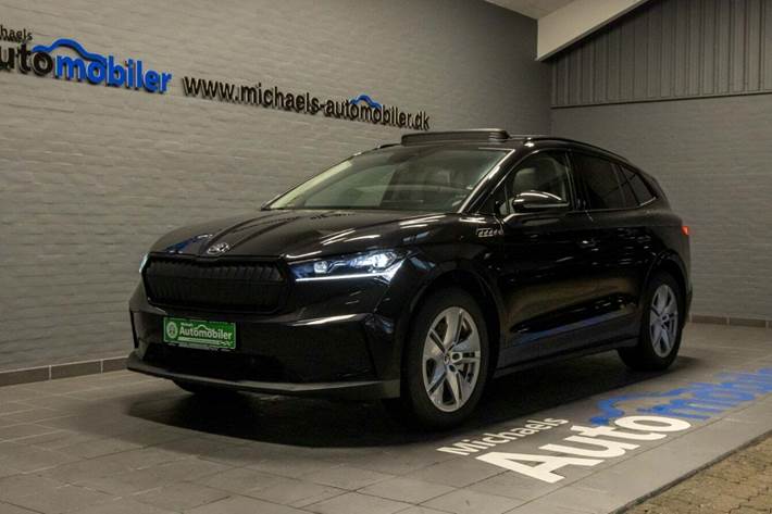 Sort Skoda Enyaq fra 2024 set udefra