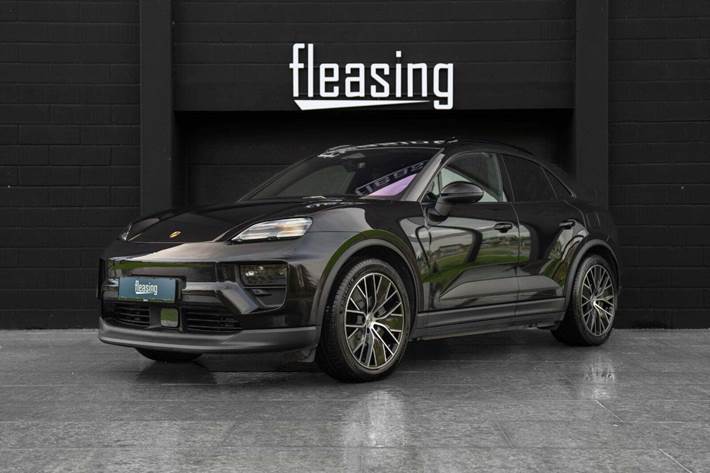 Sort Porsche Macan 4 fra 2024 set udefra