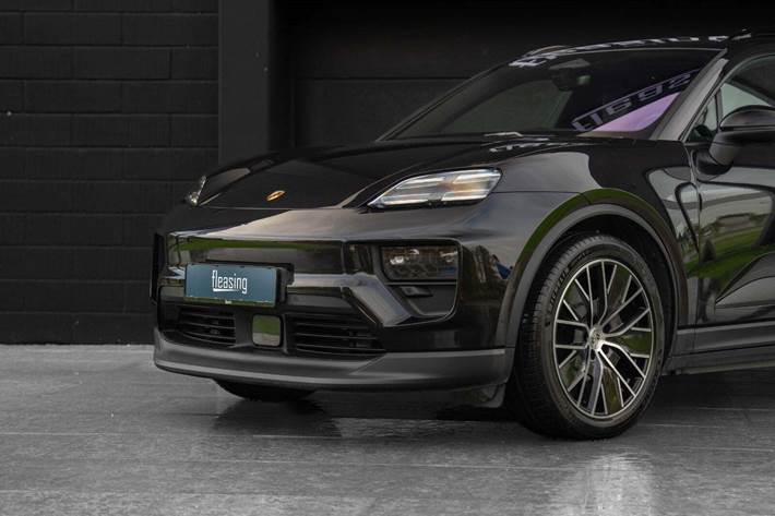Sort Porsche Macan 4 fra 2024