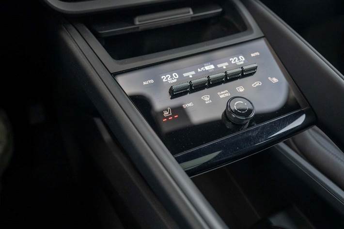 Sort Porsche Macan 4 fra 2024