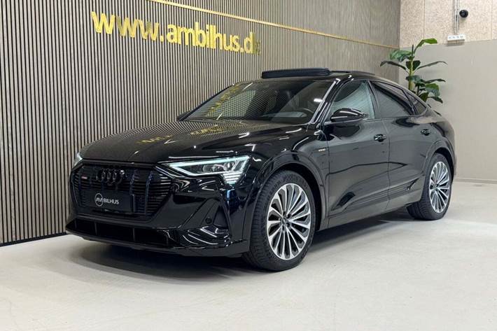 Sort Audi e-tron fra 2022 set udefra